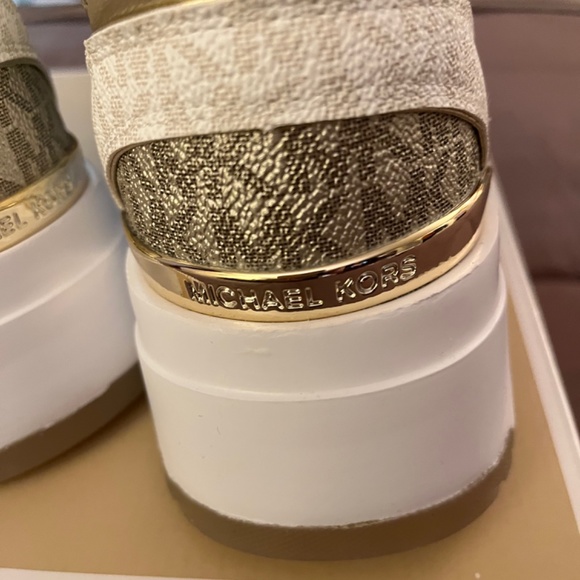 Michael Kors Sneakers - Picture 2 of 7